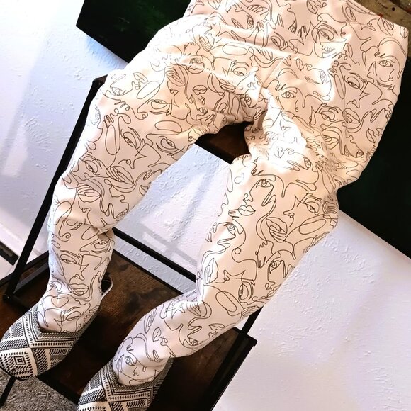 GRAPHIC CREAM & BLACK LEGGINGS, SMALL, POLY. - Picture 3 of 5